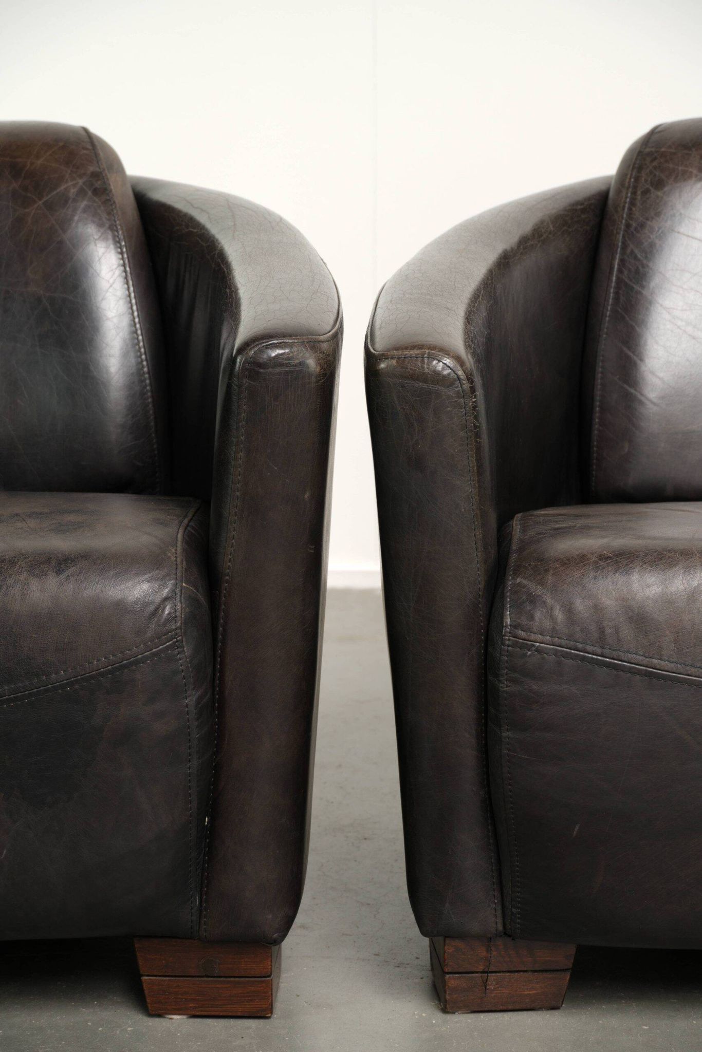 Ensemble vintage de 2 fauteuils en cuir de vachette au design Aviateur.