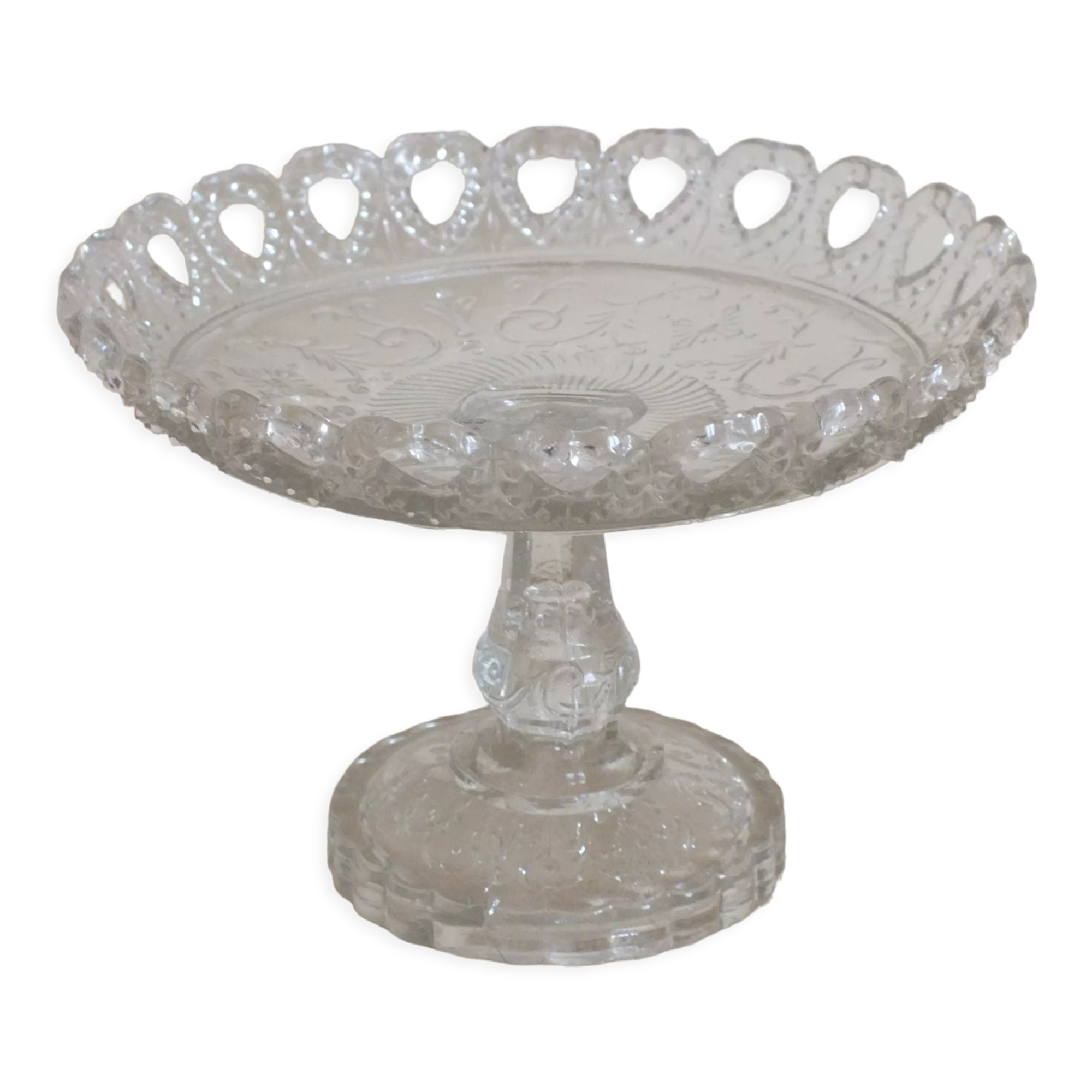 Arabesque molded crystal display cup serrated edges
