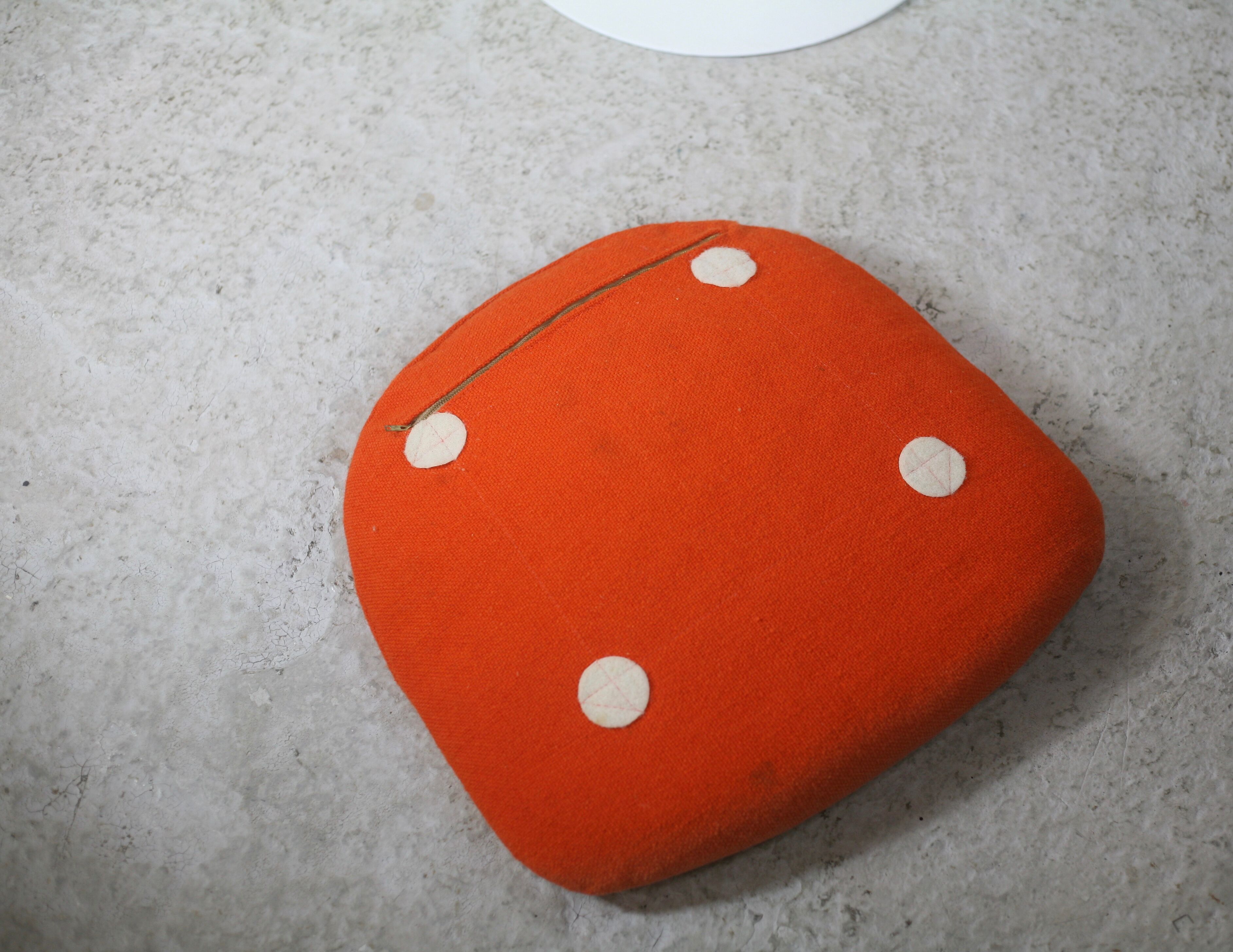 Tulip swivel armchair, Signed Knoll, Eero Saarinen, USA, circa 1960.