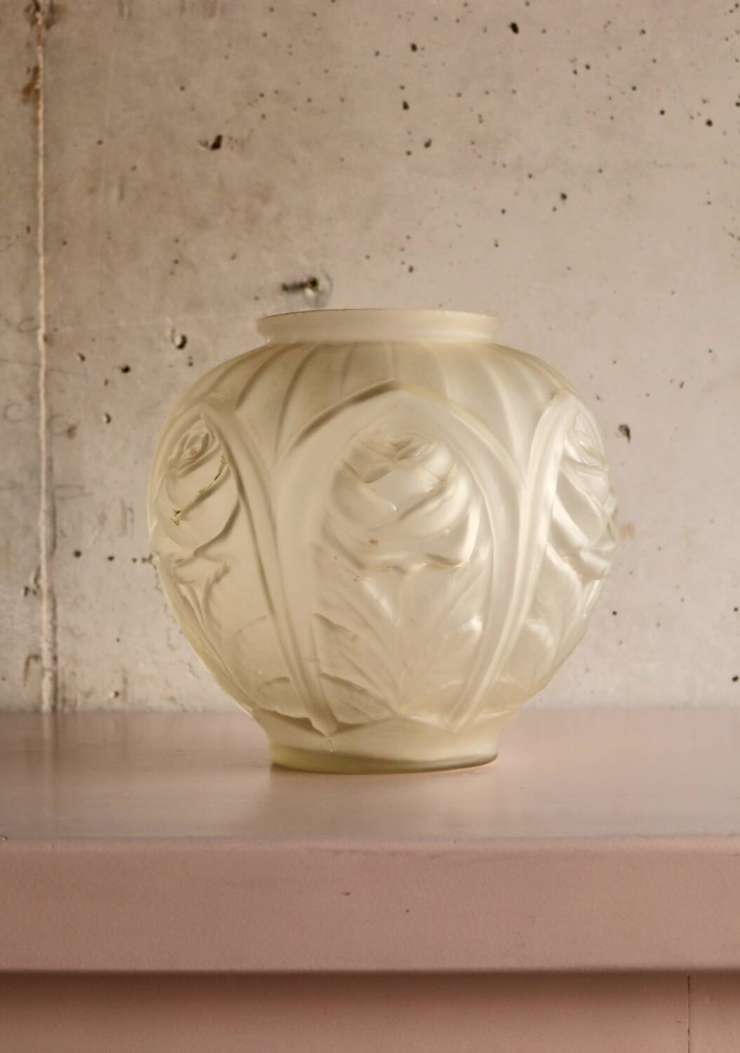 Vase boule en verre art deco aux roses