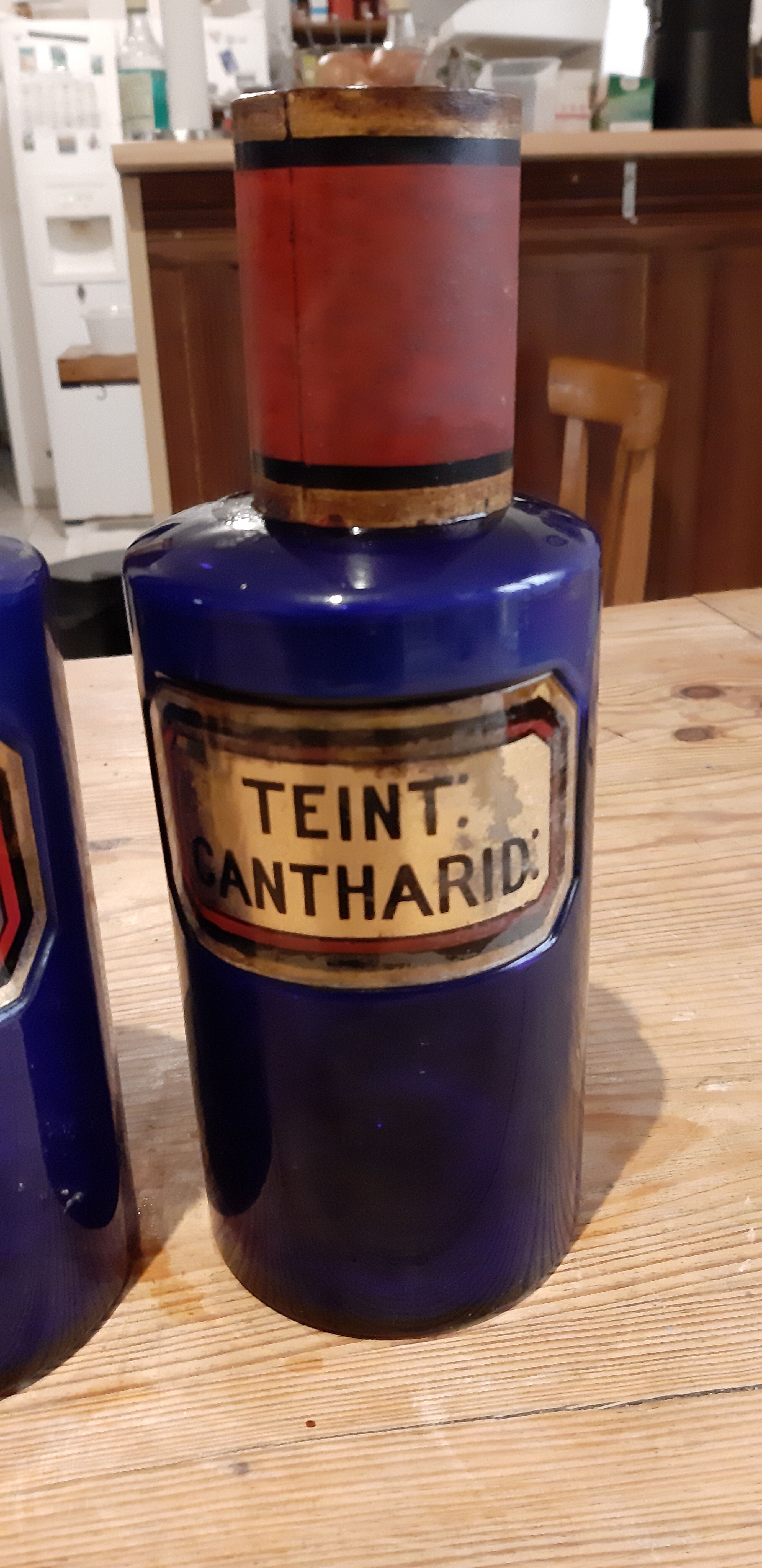 2 pots a pharmacy 19th in dark blue glass