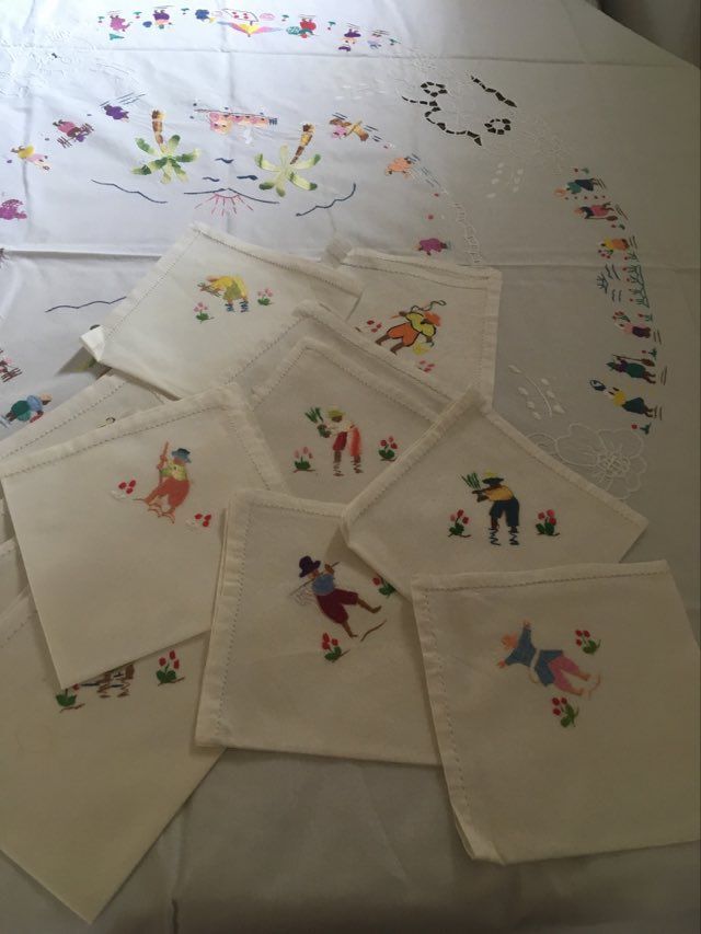 Oval tablecloth and napkins in white cotton embroidered in color