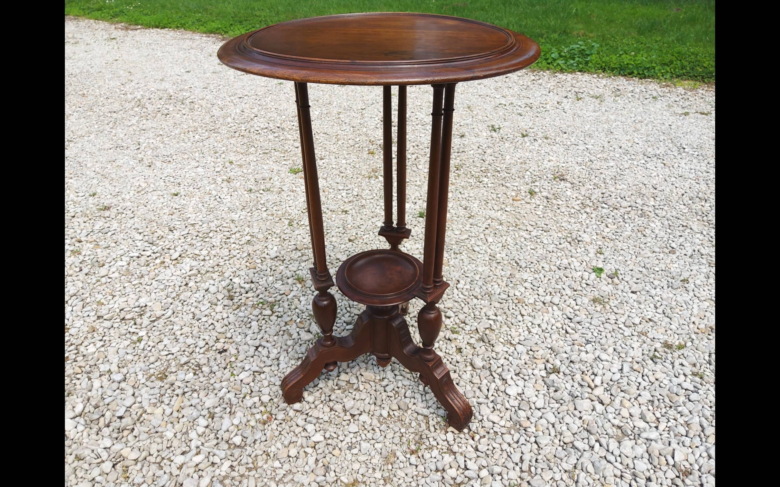 Side table in walnut