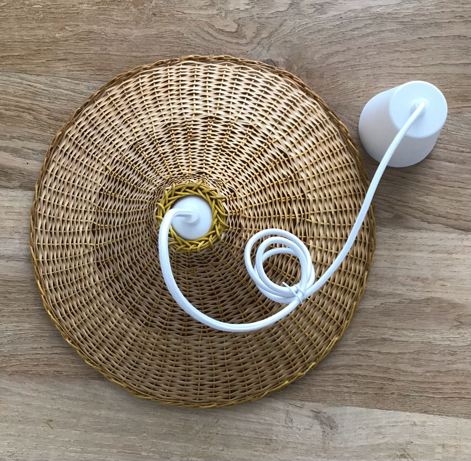 Vintage rattan suspension