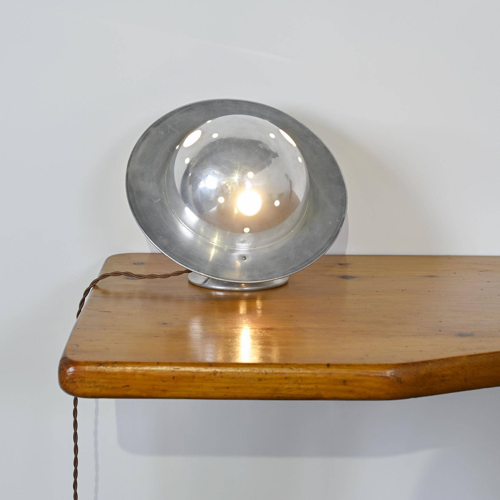 Lampe de table moderniste en aluminium, France, vers 1930