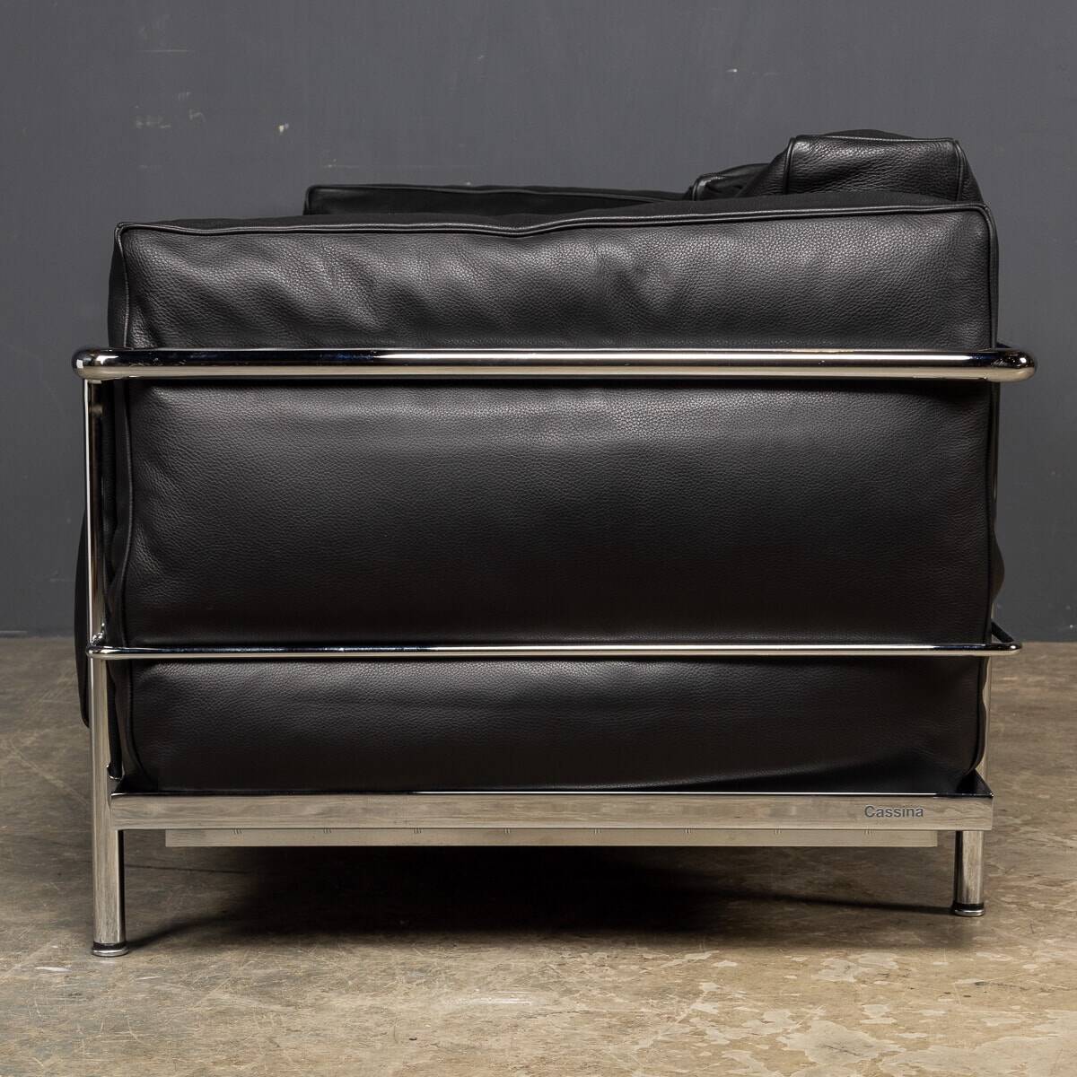 3 fauteuil grand confort, deux places cassina sofa. le corbusier