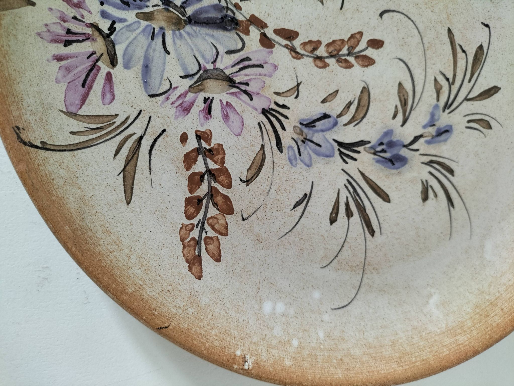 Assiette en grès décor floral peint à la main