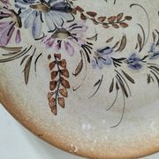 Assiette en grès décor floral peint à la main