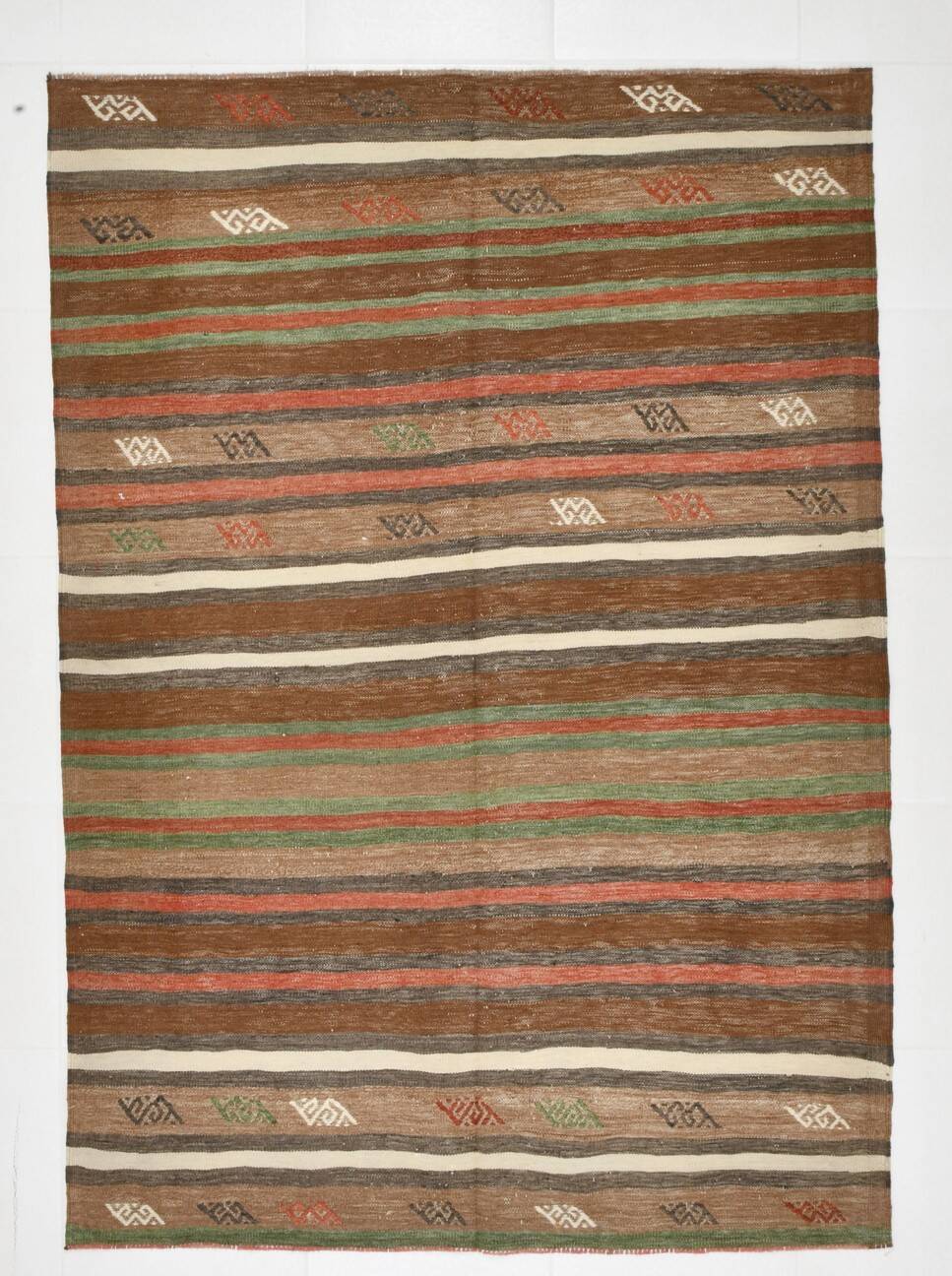 Tapis Kilim Vintage – Rayures Naturelles aux Tons Terreux, 136x195 Cm