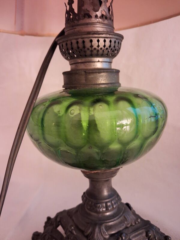 Ancienne lampe à pétrole avec abat-jour, à poser.