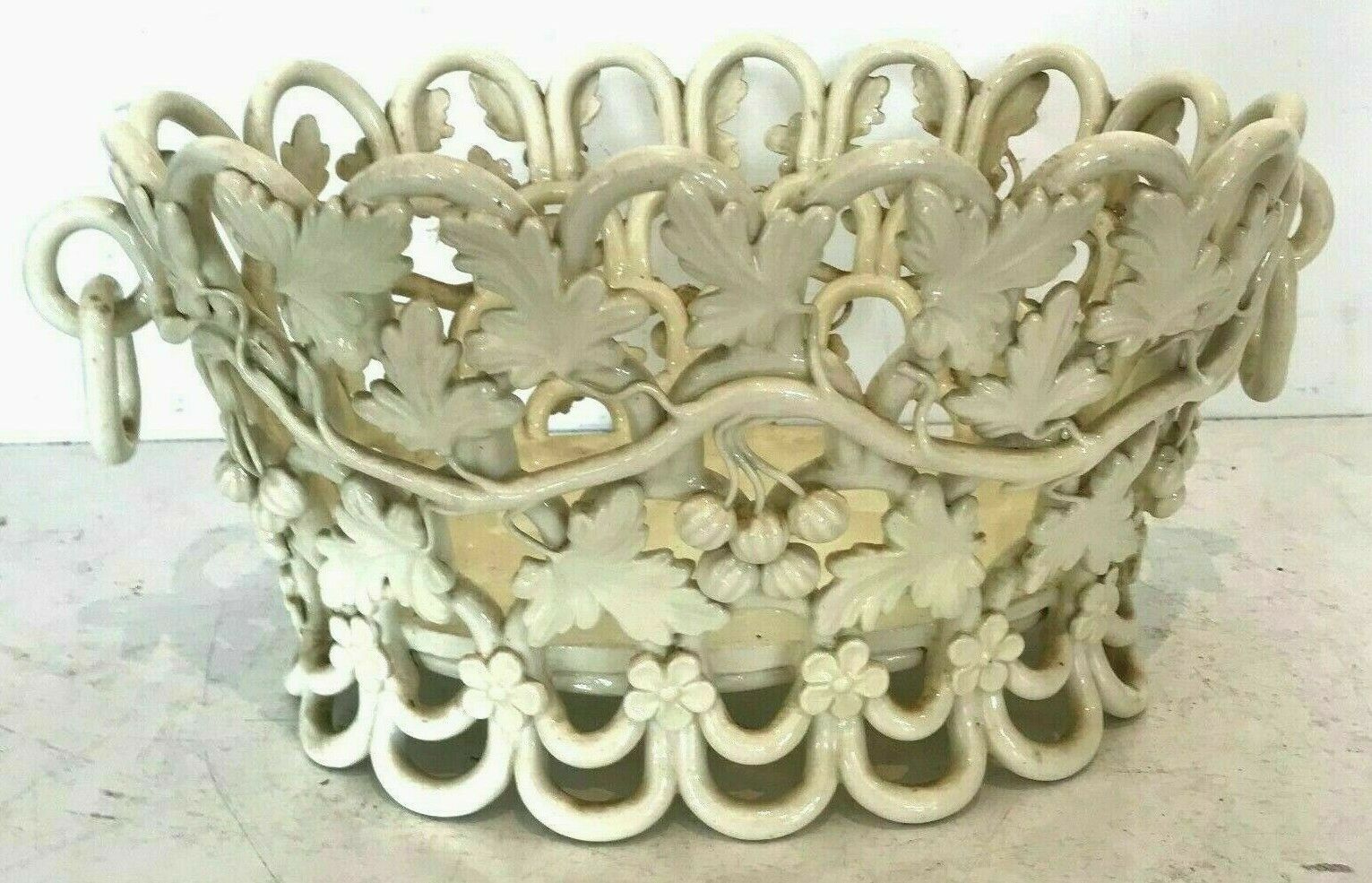 Centerpiece in glazed earthenware decorated with grapes XX century