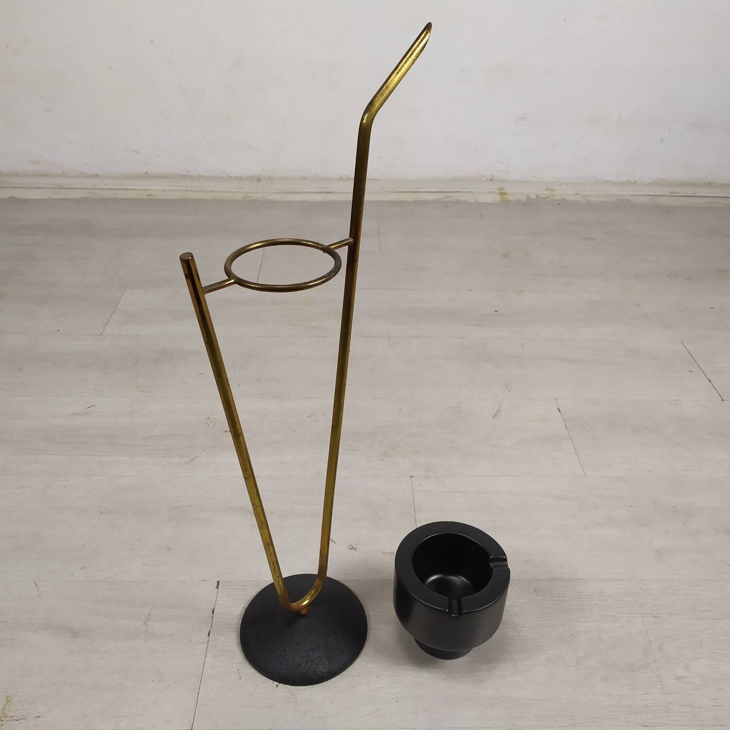 Ceramic ashtray base 50