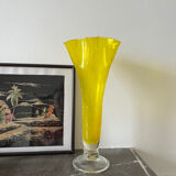 Vase en verre soufflé jaune