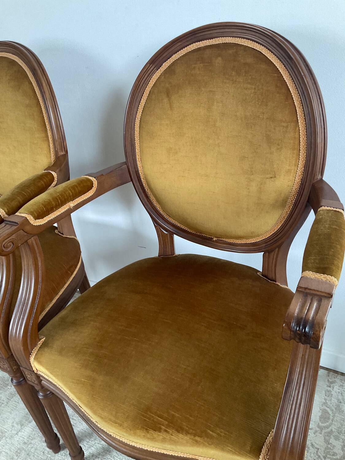 Paire de fauteuils médaillon en bois et velours