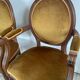 Paire de fauteuils médaillon en bois et velours