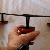 Porte manteau mural en métal noir et rouge vintage