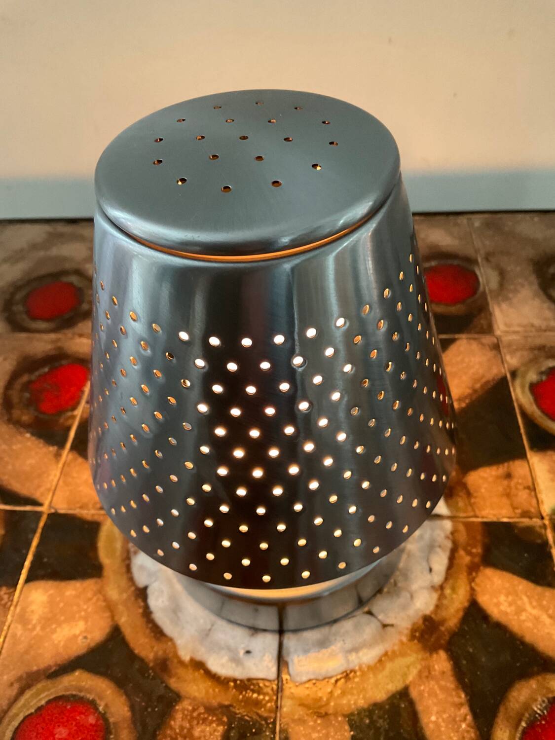 Lampe design en inox perforé