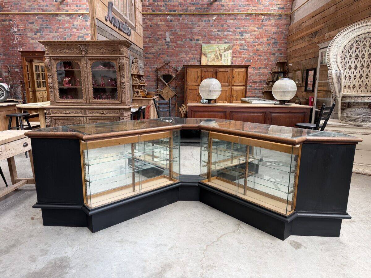 Ancien comptoir vitrine d’angle de maroquinier