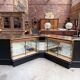 Ancien comptoir vitrine d’angle de maroquinier
