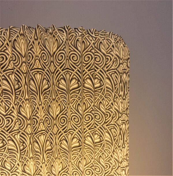 Luminaire au sol plié à la main