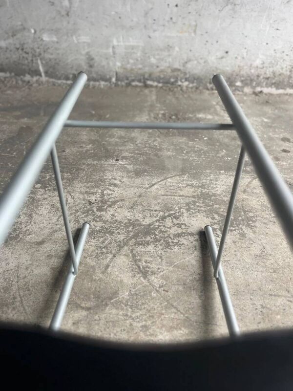 Tabouret de bar vintage Philippe Starck — siège en plastique noir, cadre en métal argenté