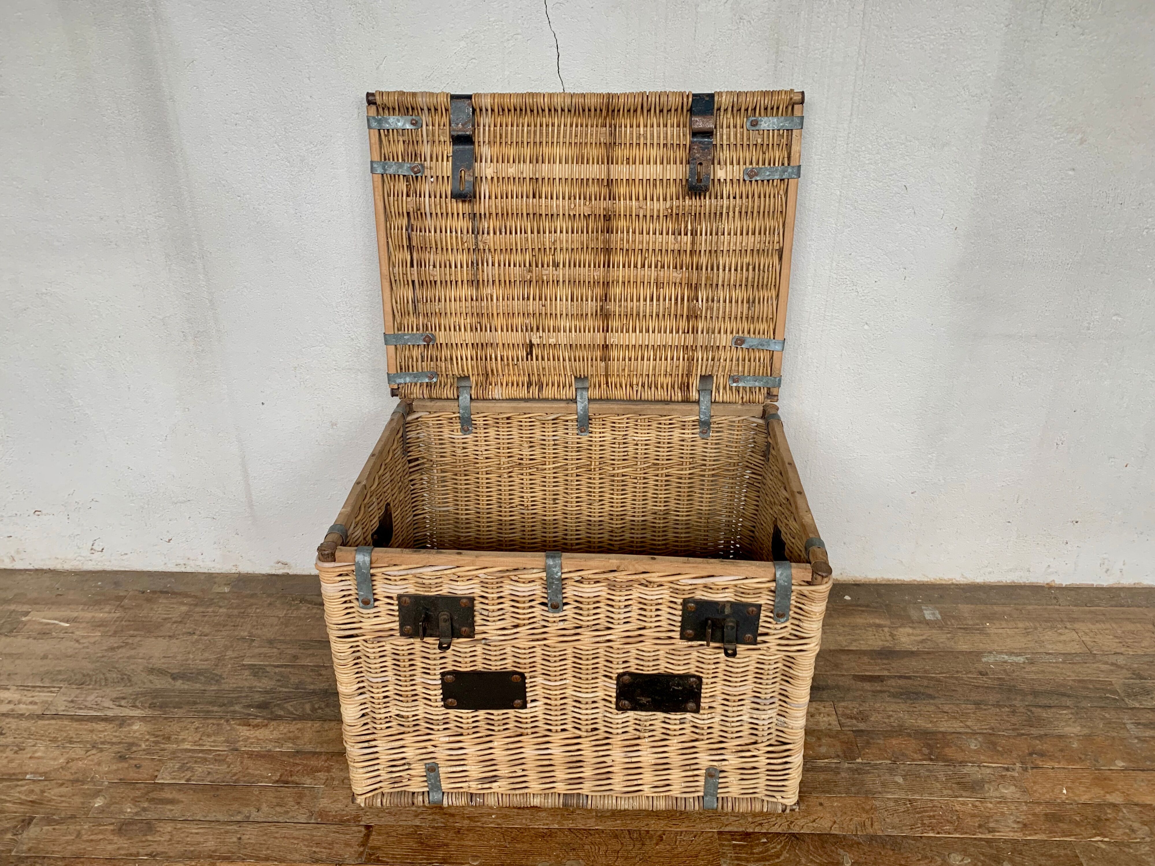 Former sncf travel trunk in rattan early XXeme