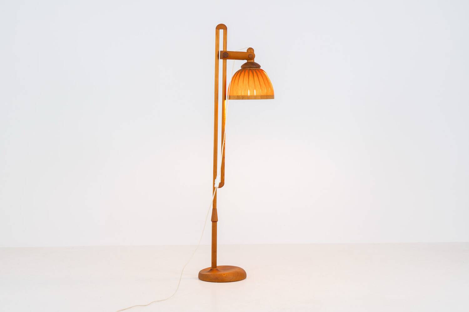 Lampadaire sculptural en pin par Hans-Agne Jakobsson pour Ellysett Markaryd (Sw