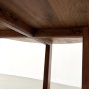 Table ronde moderniste en orme massif, piètement croisé
