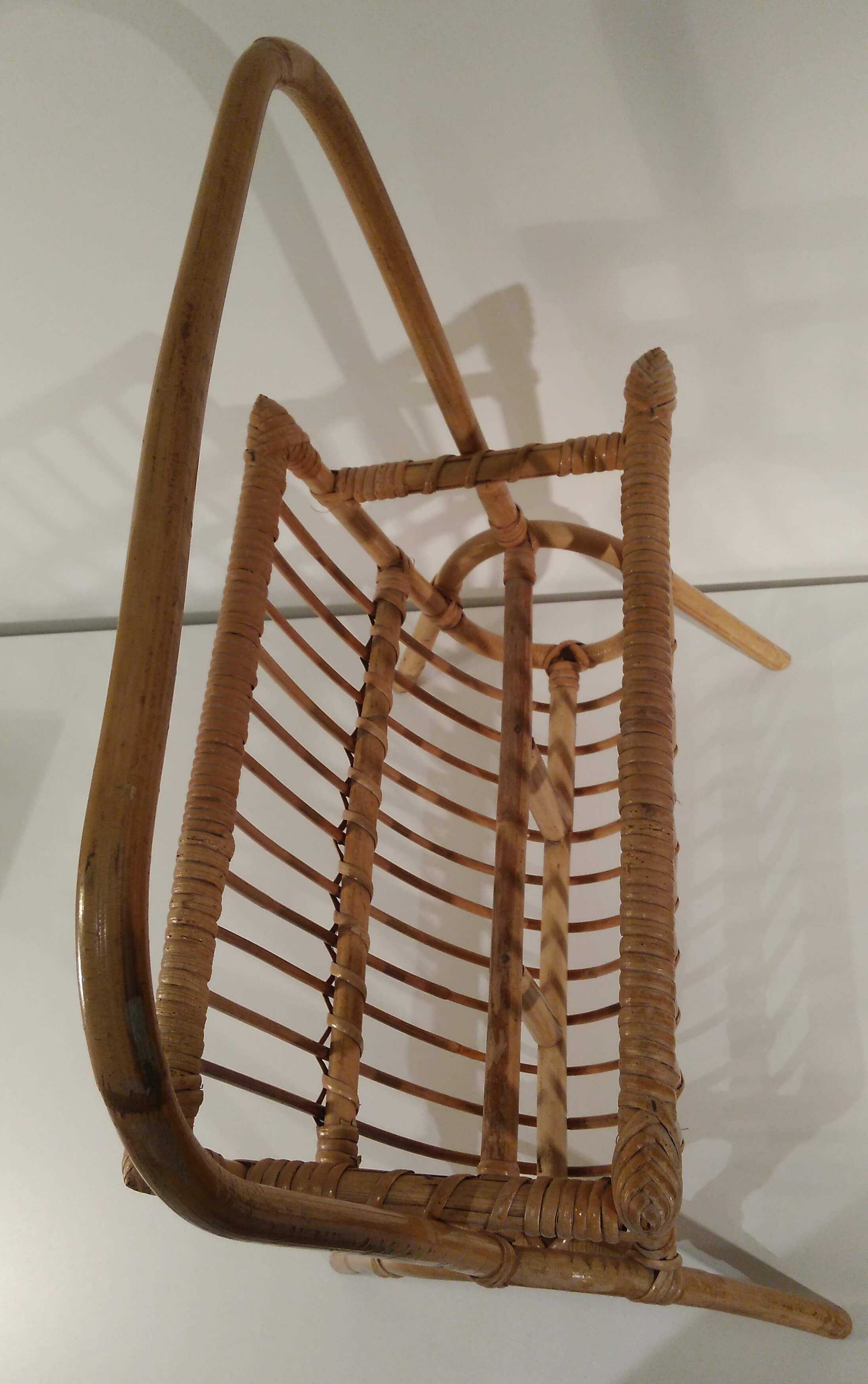 Magazine holder in rattan