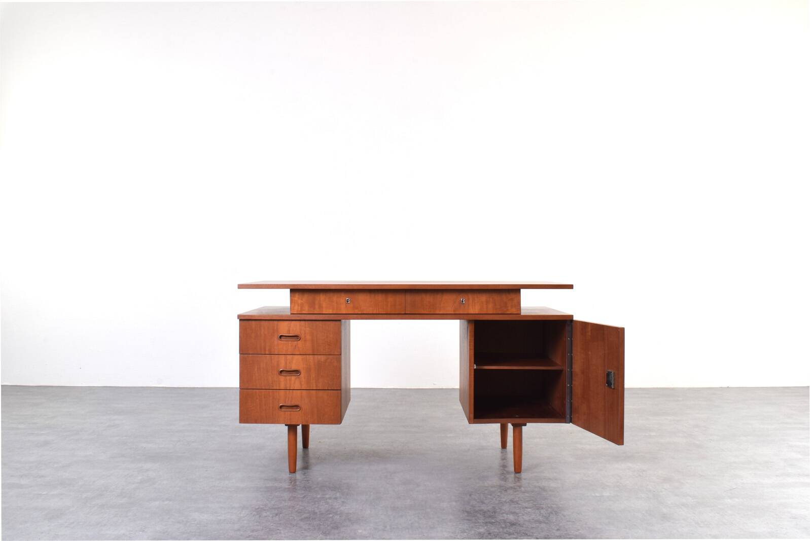 Bureau en teck des années 1960.
