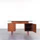 Bureau en teck des années 1960.