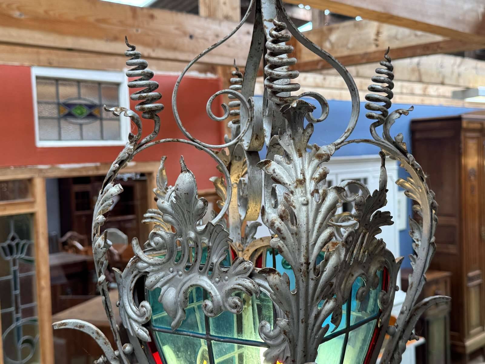 Lanterne en fer forgé et vitraux début XXème