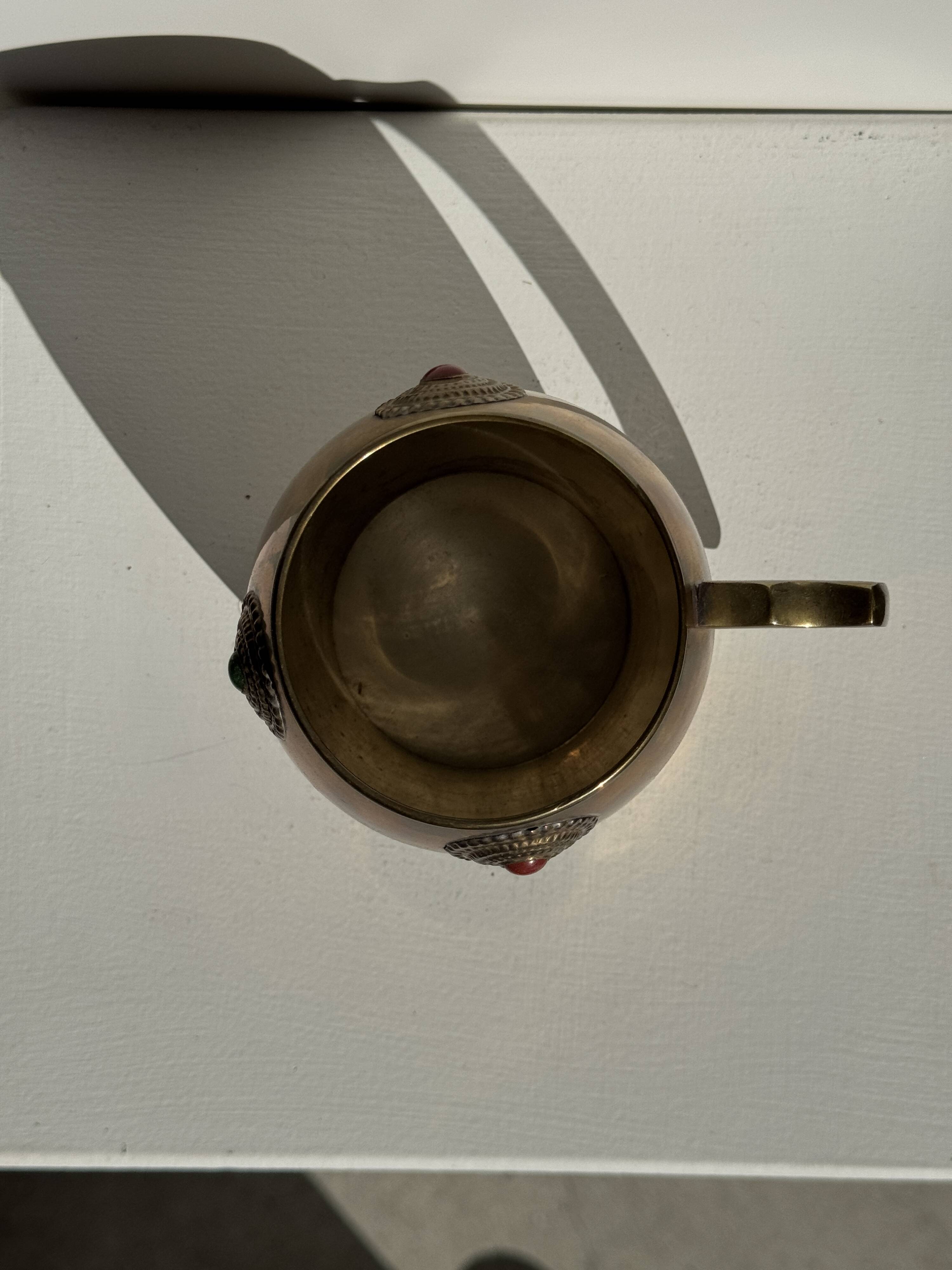 Mug en métal doré indien incrusté de pierres H11 D7