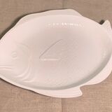 Plat de service en forme de poisson en céramique émaillée blanche
