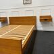 Lit 2 places vintage et tables de nuit