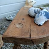Peestal table and 2 tripod stools