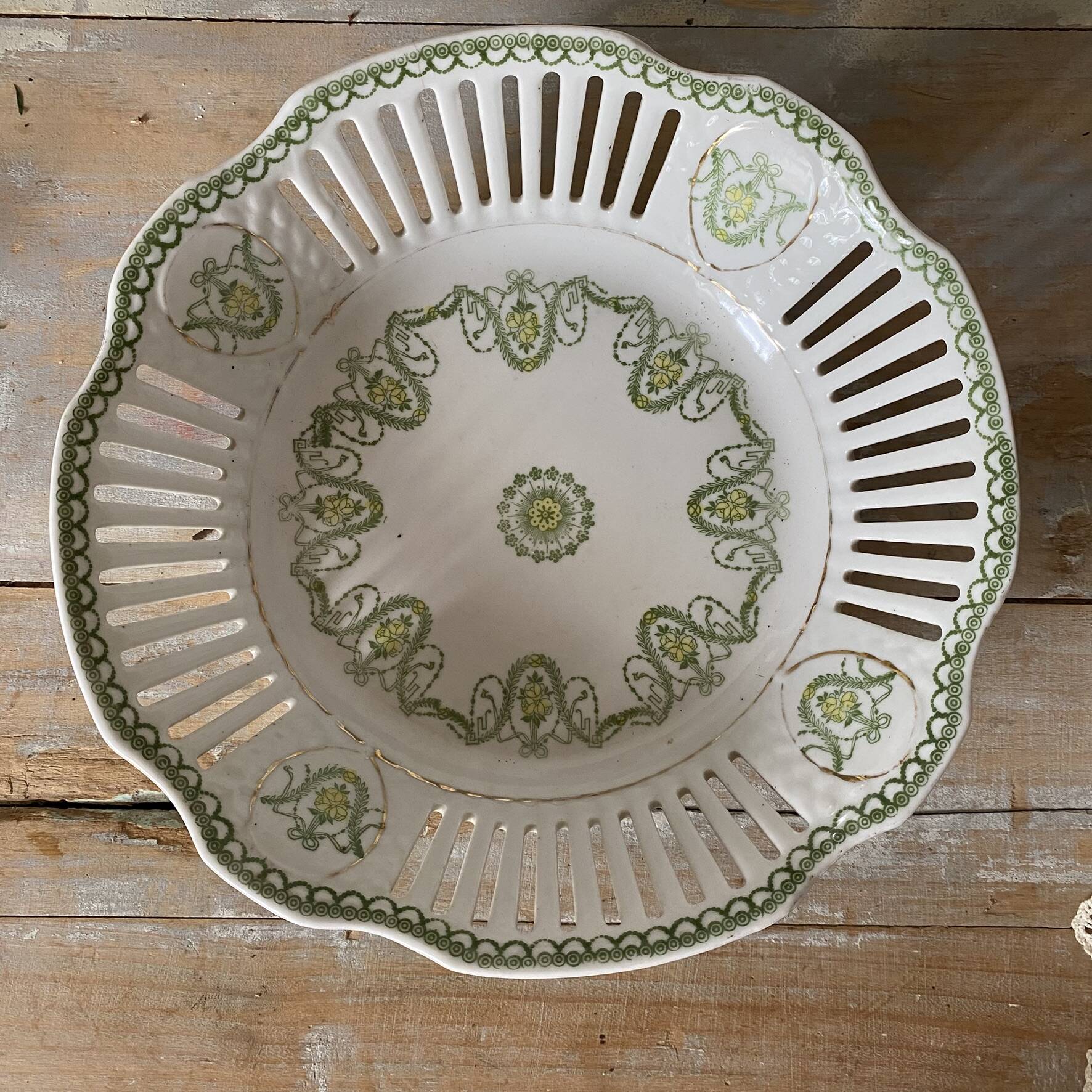 Coupe à fruits en porcelaine ajourée