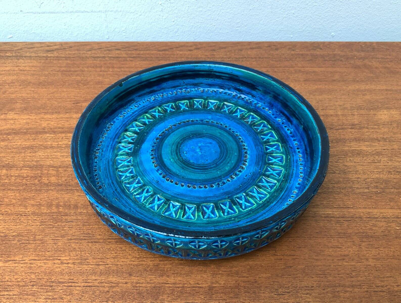 Large bowl in Rimini Blu pottery in mid-century style by Aldo Londi for Bitossi, Italy, 1960s.