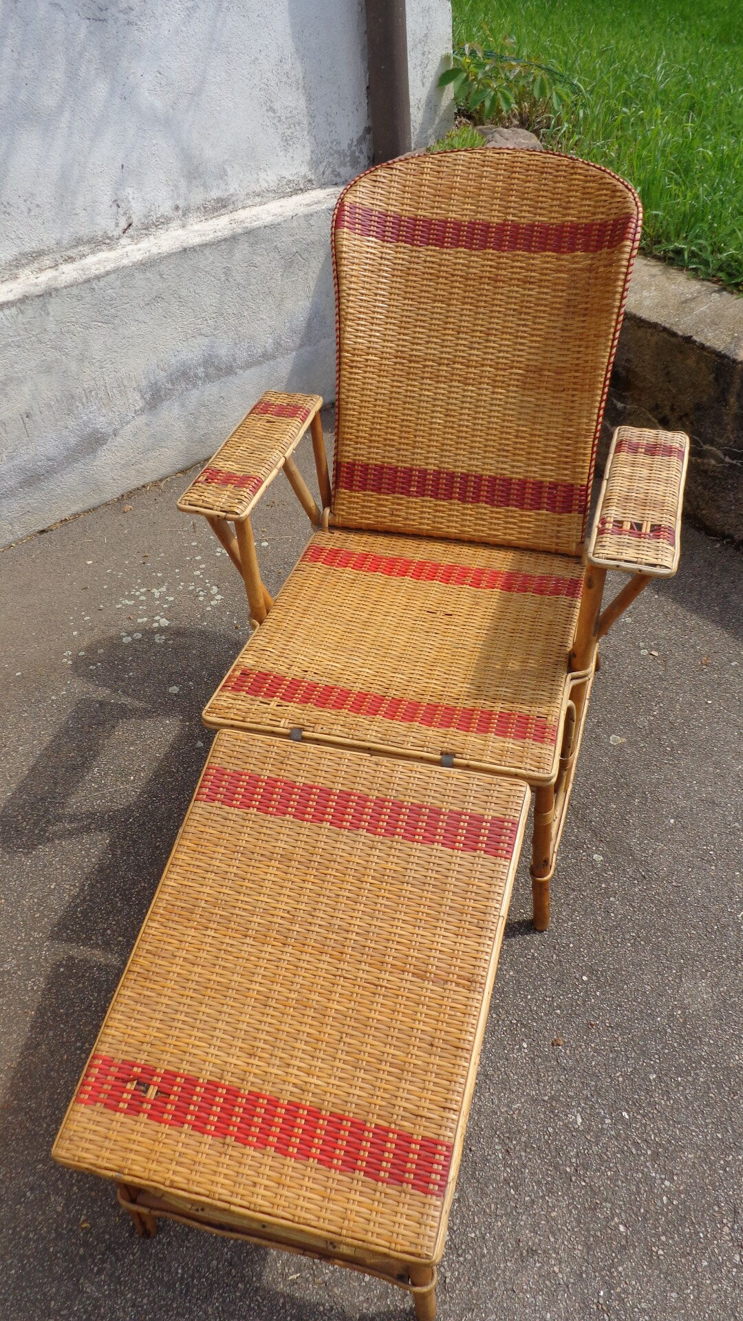 Wicker lounge chair