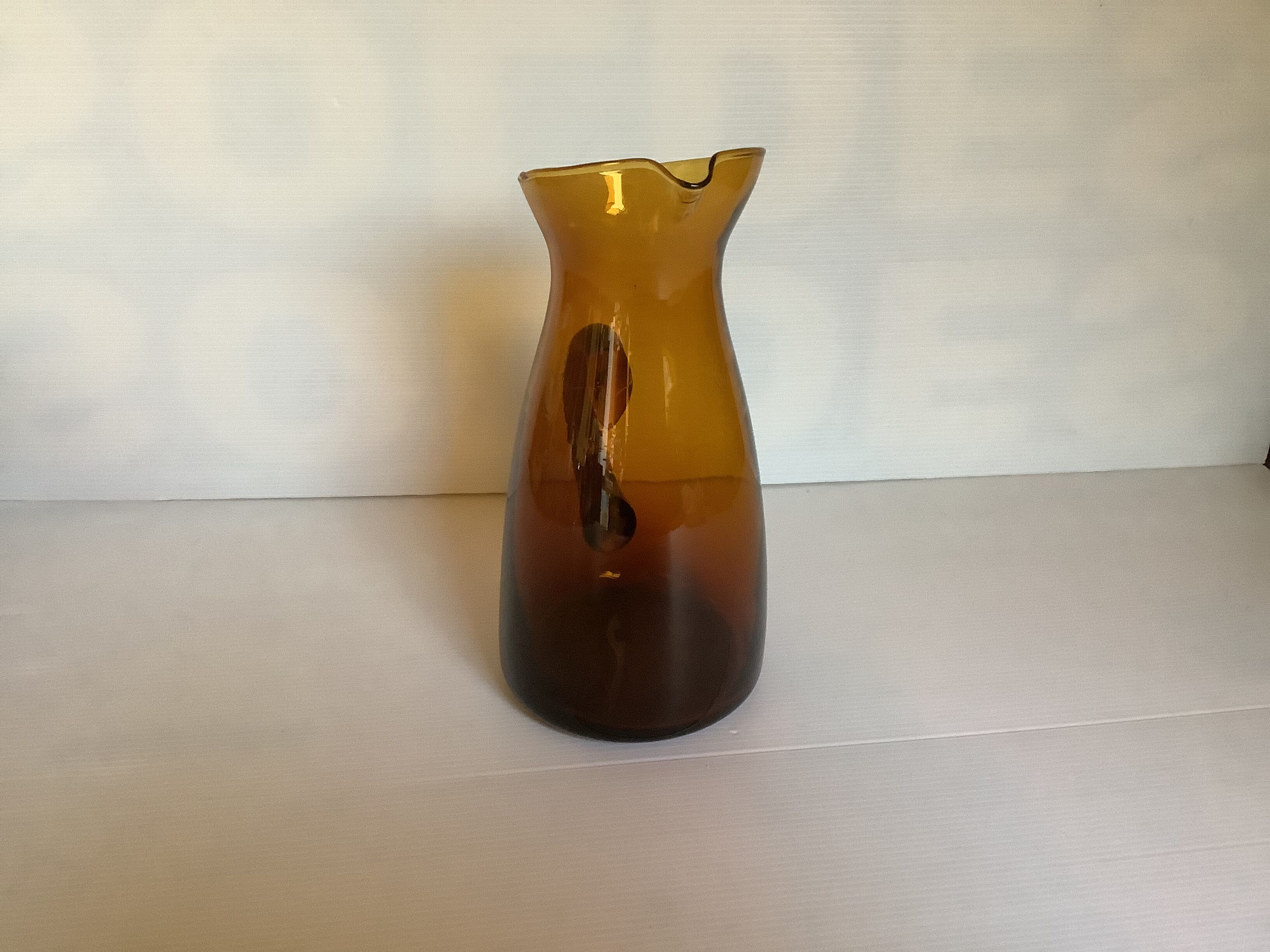 Pichet en verre jaune fumé