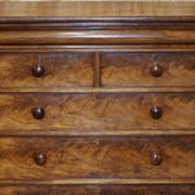 Commode en bois dur flammé victorien XIXe siècle avec tiroir caché