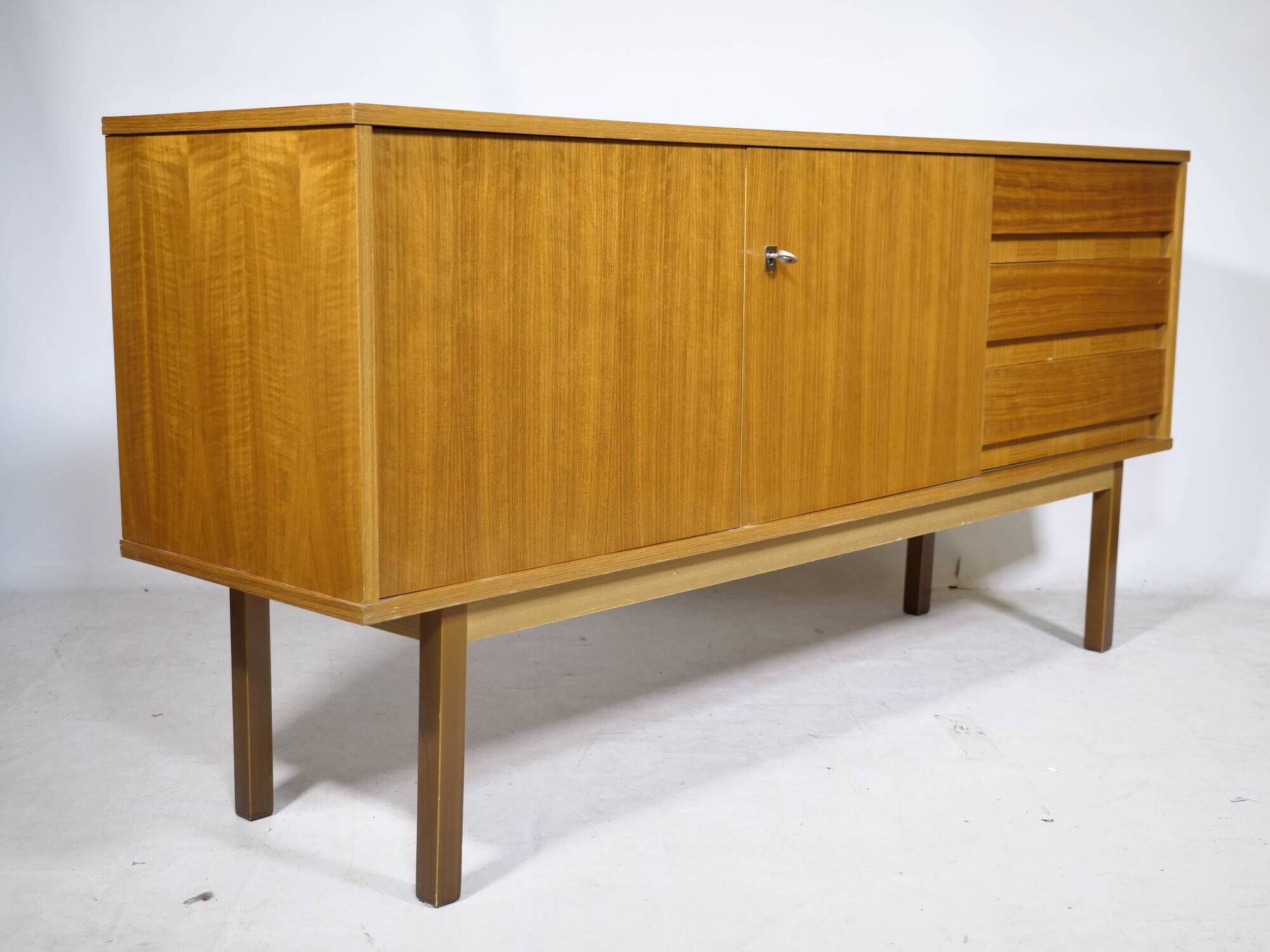 Buffet des années 1960 en teck.