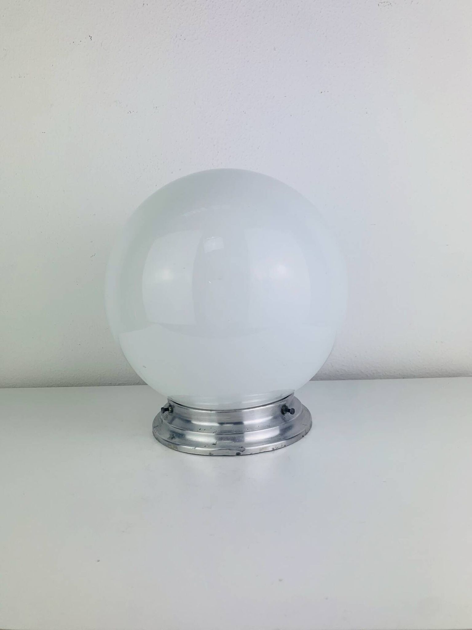 Applique ou plafonnier globe opaline art déco