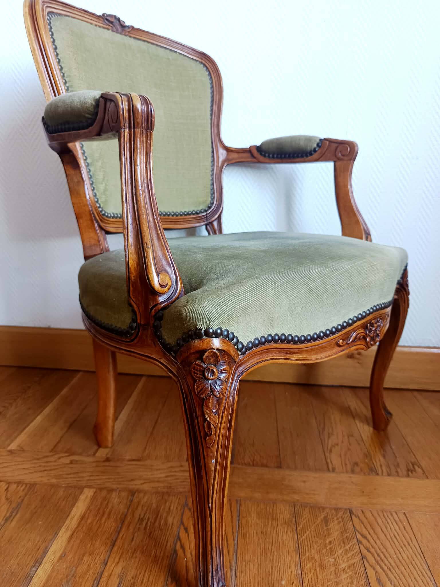 Fauteuil cabriolet vert Louis XV