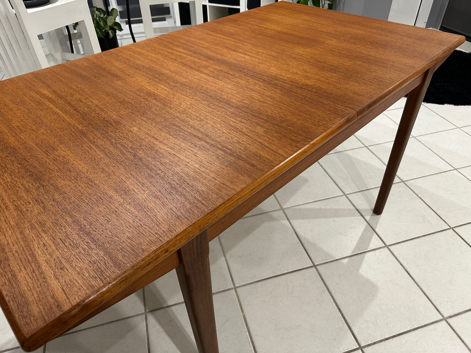 Large extendable Scandinavian table in vintage teak from the 1970s.
