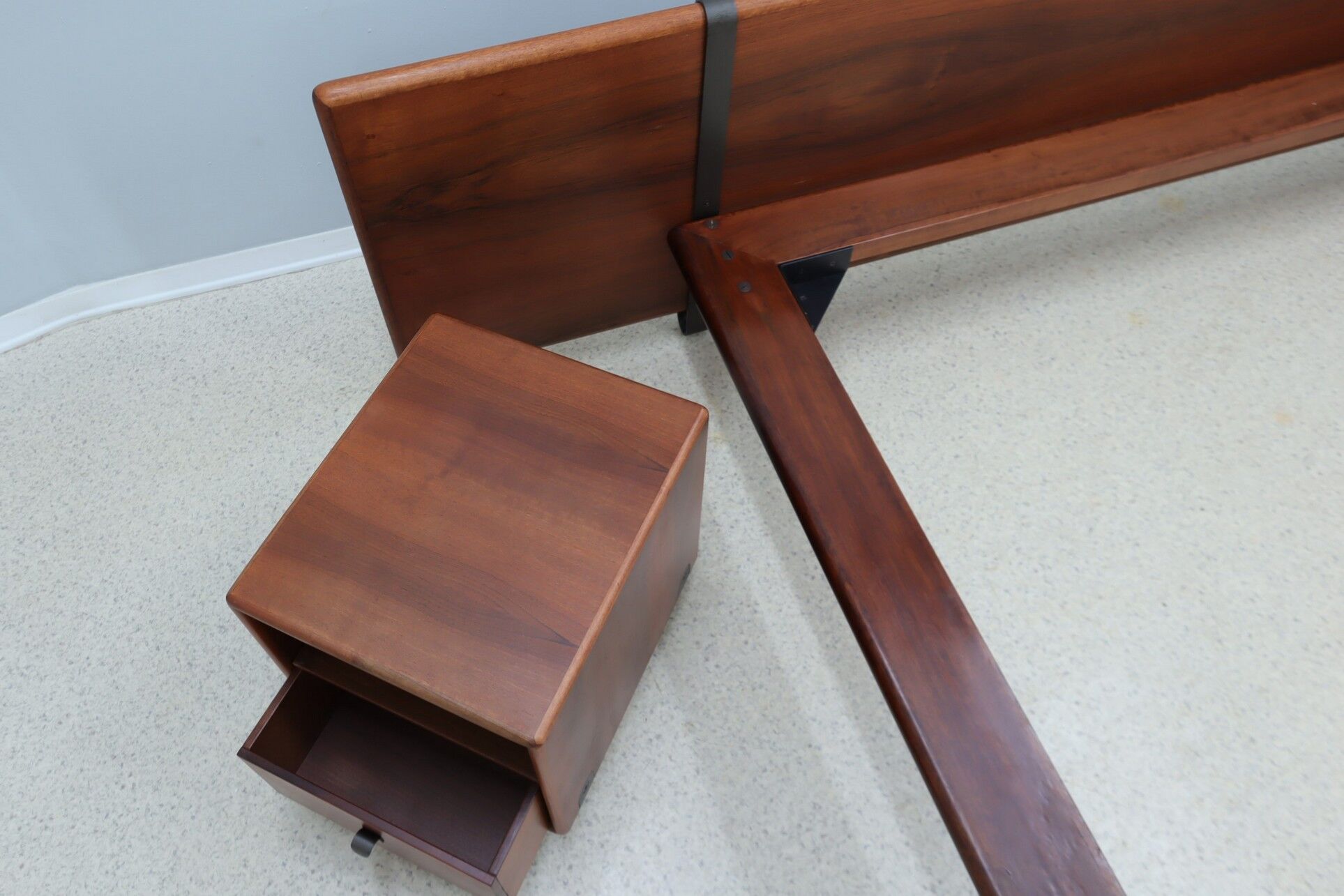 Lit double avec tables de chevet Fabio Lenci bernini années 1970