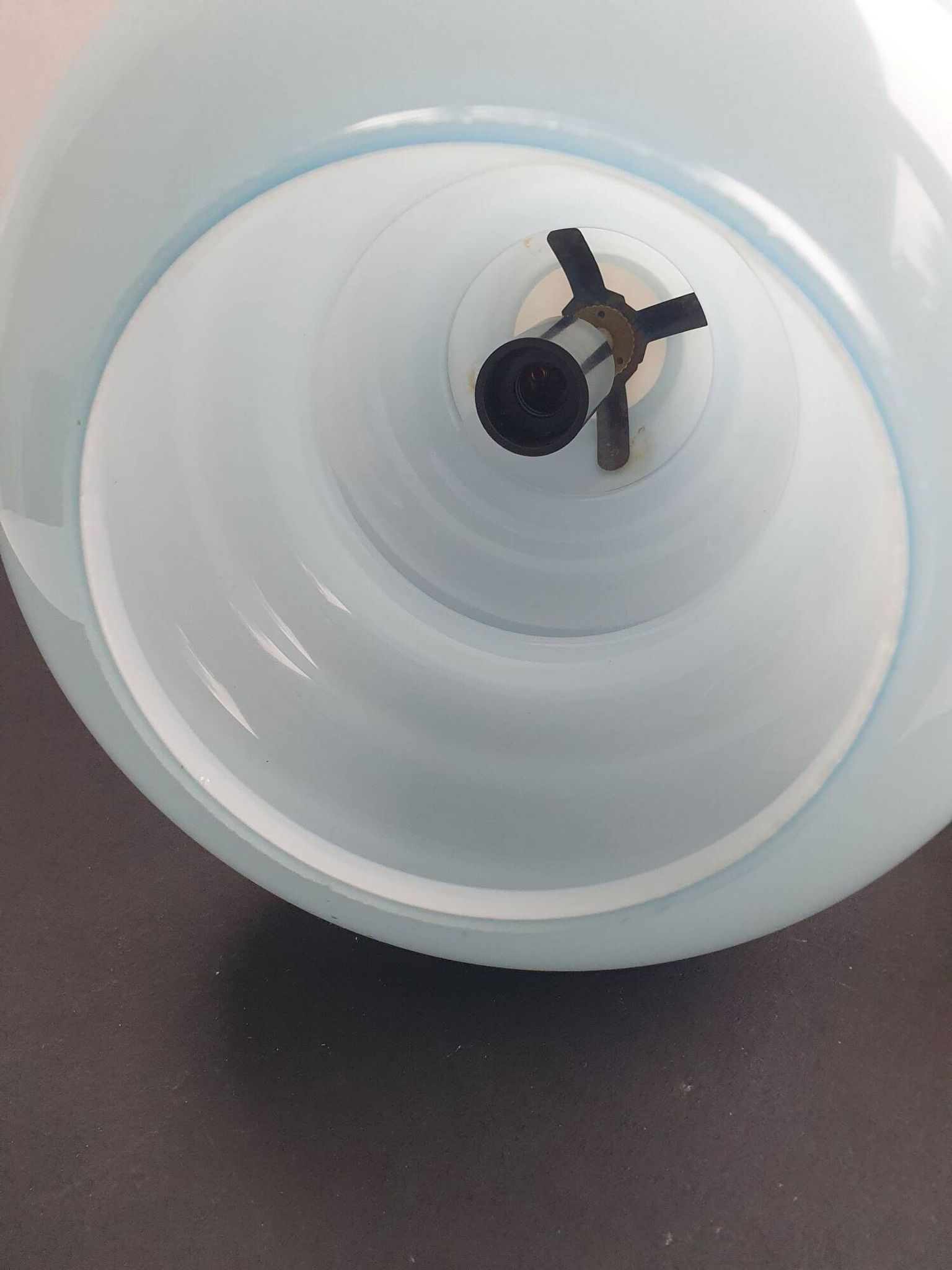 Suspension baladeuse en verre opalin bleu vintage