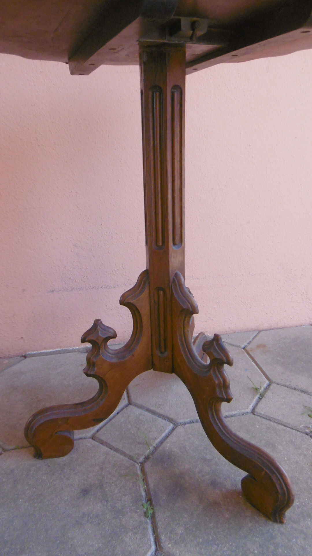 Gueridon table with folding top