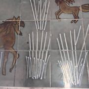 Table basse années 70 à décor de chevaux