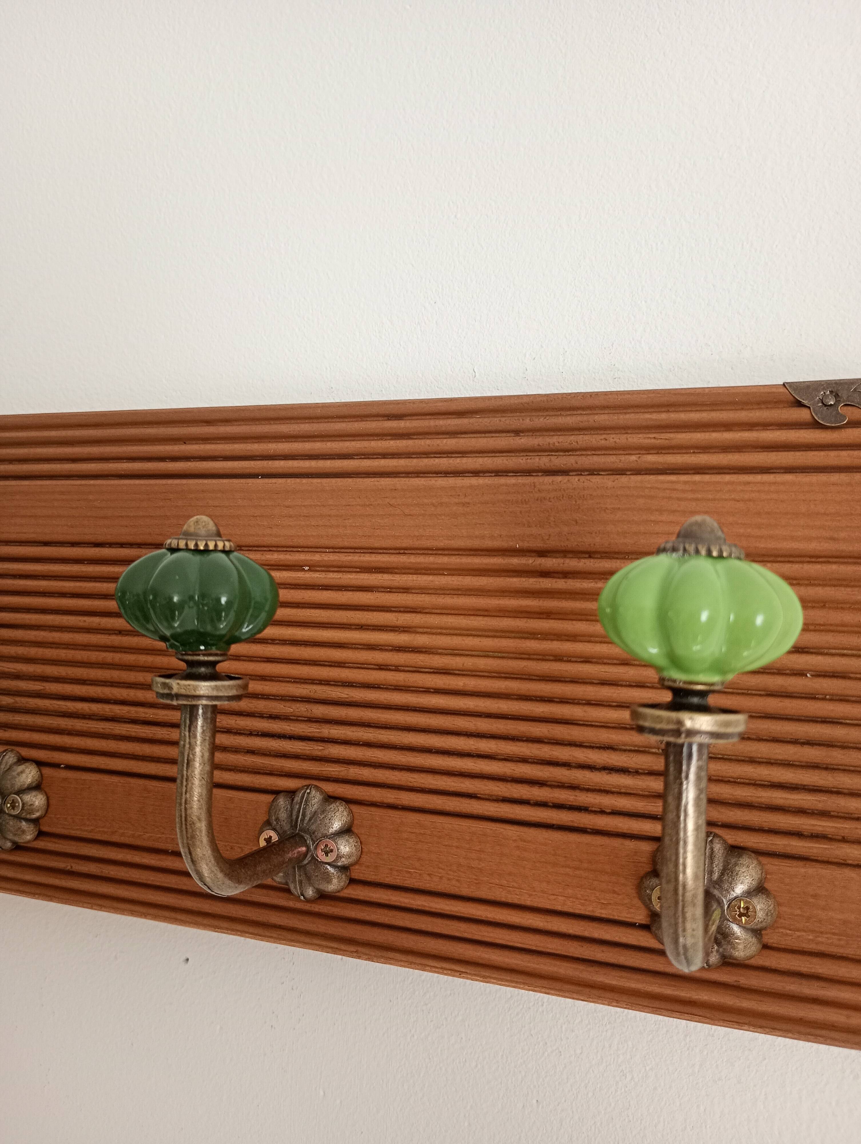 Wall-mounted coat rack in wood – 40 cm – 4 hooks in metal and green ceramic